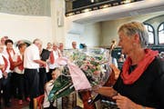 Die Sängerinnen und Sänger verabschieden Seniorenchor-Gründerin und -Dirigentin Barbara Laager mit Blumen. (Bild: Manuela Olgiati)