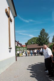 Umarmung: Die Besucher des Festgottesdienstes bilden eine Menschenkette um die Kirche. (Bild: Judith Meyer)