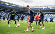 Stephan Lichtsteiner (Mitte) gestern beim Training im King-Power-Stadion von Leicester mit Breel Embolo (links) und Manuel Akanji. (Bild: Toto Marti/Freshfocus (10. September 2018))