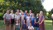 Die Jung Juizer Obwalden durften eine Rolle im Film "Als Hitler das rosa Kaninchen stahl" übernehmen, hier bei den Dreharbeiten mit Regisseurin Caroline Link und dem Jodelgeschwistern Petra und Andrea Rohrer (mitte hinten). (Bild: PD)