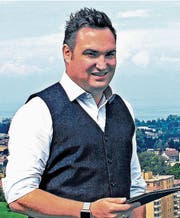 Raphael Frei, der in Goldach aufgewachsen ist und nun in Rorschacherberg wohnt, über der Region Rorschach, die er neu im Kantonsparlament vertritt. (Bild: Fritz Bichsel)