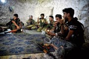 Soldaten der Freien Syrischen Armee in ihrem Unterschlupf westlich der Stadt Idlib. (Bild: Ugur Can/Keystone (9. September 2018))