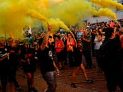 Tausende Menschen marschieren anlässlich des katalanischen «Nationalfeiertags» (Diada) durch die Strassen von Barcelona, um für die Unabhängigkeit Kataloniens zu demonstrieren. (Bild: KEYSTONE/AP/DANIEL COLE)