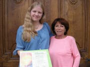 Gewinnerin Mildred Walker (links) mit einer Mutter eines Gastkindes, welche extra für die Übergabe aus Frankreich angereist ist. (Bild: PD)