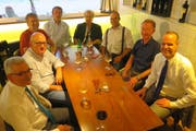 Beim Schlussapéro (von links): Alfons Abart, Alois Rast, Philipp Kissling, Michael Felber, Verena I. Thomann, David Furrer (Koordinator Lehrstellen-Tandem), Rémy Müller (Bildungsnetz Zug), Stephan Schleiss (Regierungsrat). (Bild: pd)