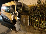 Bei einem Unfall in Oberurnen ist ein 64-jähriger Lieferwagenlenker ums Leben gekommen. Möglicherweise ist ein medizinisches Problem die Unfallursache. (Bild: Glarner Kapo)