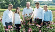 Umgeben von Fitmachern – Andreas Leng und die Studierenden inmitten von Sonnenhüten. (Bild: PD)