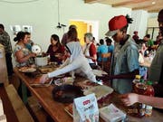 Die vielen aufgetischten Köstlichkeiten verleiteten zur Degustation mancher Spezialitäten. (Bild: PD)
