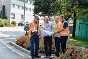 Kantonsingenieur Andy Heller, Gemeindepräsident Markus Bürgi, Gemeinderat Rainer Borcherding und der stellvertretende Kantonsingenieur Benedikt Eberle unterhalten sich über die Sanierungspläne für die Hauptstrasse. (Bild: Donato Caspari)