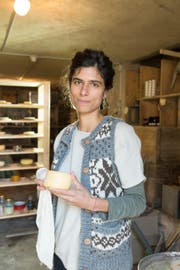 Die junge kolumbianische Anthropologin Cristina Consuegra arbeitet im Sommer 2018 auf dem Furkapass als Käserin. (Bild: Christof Hirtler, Realp, 15. August 2018)