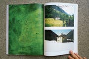 Emaillierte Kupferplatten treten in den Dialog mit den Fotografien aus dem Bergell. (Bild: Katalin Deér)