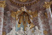 Das Kreuz mit Velum, das sich 1685 über eine Viertelstunde lang bewegt hat, hängt heute noch in der katholischen Kirche. (Bild: Beat Lanzendorfer)