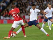 Denis Zakaria im Zweikampf mit Englands Torschützen Marcus Rashford (Bild: KEYSTONE/EPA KEYSTONE/GEORGIOS KEFALAS)