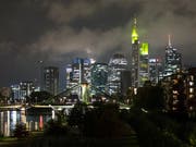 Sorgen an den europäischen Kapitalmärkten vor einem «harten» Brexit ohne Anschlussabkommen, im Bild die Skyline von Frankfurt. (Bild: KEYSTONE/PETER KLAUNZER)