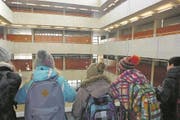 Primarschüler besuchen die Kanti Alpenquai. (Bild: Fünftklässler aus Meggen)