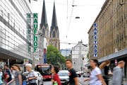 Werden in einem Unternehmen zusammengeführt: Kaufhof und Karstadt. (Bild: Sascha Steinbach/EPA)