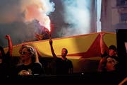 Unabhängigkeitsanhänger am Dienstag in Barcelona. (Bild: Daniel Cole/AP)