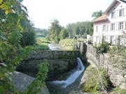 Die Staumauer des Kleinwasserkraftwerkes mit der Wasserfassungsanlage. (Bild Johannes Rutz)