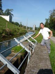 Wasserfassung und Rechen verbinden zusammen einen rund 200 Meter langen Kanal, erklärt Wassermeister Daniel Ebneter. (Bild Johannes Rutz)