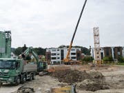 Wo einst das Restaurant Freihof stand, gähnt derzeit eine drei Meter tiefe Baugrube. (Bild: Kurt Lichtensteiger)