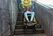 Schülerin Enya Monaco spielt auf dem Pausenplatz in Büren eine Verletzte im Spezialrollstuhl.Bild: Leony Odermatt, Schülerin der Klasse 5b