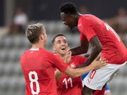 Michel Aebischer, João De Oliveira und Dimitri Oberlin feiern das Tor zum 2:0 (Bild: KEYSTONE/PETER SCHNEIDER)