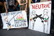 Plakate fotografiert während einer bewilligten Spontankundgebung gegen Waffenexporte in Bern. (Bild: KEYSTONE/Anthony Anex)