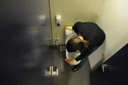 Wer zukünftig die Toiletten der Luzerner Gymnasien und kantonalen Verwaltung putzen soll, ist noch nicht entschieden. Der Weg für eine Auslagerung ist nun aber geebnet.