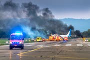 Erste Einsatzkräfte treffen am Schauplatz der Übung auf dem Flughafen Altenrhein ein. © Urs Bucher/TAGBLATT