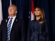 US-Präsident Trump und seine Frau Melania nahmen an einer Andacht in Shanksville im US-Bundesstaat Pennsylvania teil. Dort hatten die Passagiere die Attentäter überwältigt und ein gekapertes Flugzeug in einem Feld zum Absturz gebracht. (Bild: KEYSTONE/AP/EVAN VUCCI)