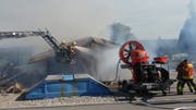 Die Feuerwehren Frauenfeld und Herdern sind dran, den Brand zu löschen. (Bild: Roman Scherrer)