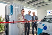 Marco Piffaretti (Verwaltungsratspräsident von Gofast), Peter Hausherr (Gemeindepräsident von Risch-Rotkreuz und Verwaltungsrat von WWZ) und Andreas Widmer (CEO WWZ) durchschneiden feierlich das Band und eröffnen die neue Schnellladestation in Rotkreuz (von links). (Bild:pd)