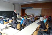 Lehrer André Bucher führt die Primarschüler durch die Kanti - und zeigt ihnen sein Schulzimmer (Bild: Fünftklässler aus Meggen)