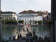 Blick auf das Luzerner Theater an der Reuss: An diesem Standort ist laut einer Testplanung sowohl ein Neu- als auch ein Umbau möglich. (Bild: KEYSTONE/GAETAN BALLY)