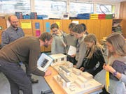 Bauleiter Christophe Zemp (links) und Architekt Matthias Lötscher zeigen den Schülern anhand eines Modells, wie das Schulareal in Meggen künftig aussehen wird. (Bild: Jolina Quadrelli und Raoul Schäfer)