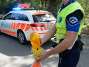 Bei einer Kollision mit einem Tram ist in Thonex GE ein Fussgänger ums Leben gekommen. (Bild: Keystone/MARTIAL TREZZINI)