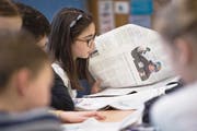 Bei einem Journalistenbesuch wurde den Fünftklässlern der Schule Hofmatt in Meggen die Struktur der Zeitung erklärt. (Bild: Pius Amrein (10. Februar 2017))