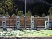 Im Gegensatz zu den Rastplätzen sind 24 Raststätten bereits mit E-Tankstellen ausgerüstet, wie zum Beispiel die Gotthard Raststätte an der A2 in Erstfeld. (Bild: Keystone/ALEXANDRA WEY)