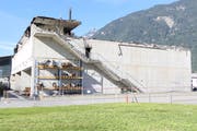 Die Recycling- und Sporthalle ist bis auf die Grundmauern niedergebrannt. (Bild: Philipp Zurfluh, Altdorf, 11. September 2018)