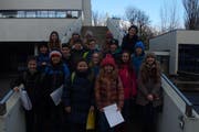 Die 5. Klasse aus Meggen vor der Aula der Kantonsschule Alpenquai