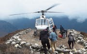 Verletzte oder kranke Bergsteiger werden per Helikopter vom Mount Everest geflogen. Bild: AFP (Mong La, 17. April 2018)