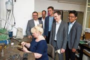 Ein Teil des Studententeams und Auftraggeber Falk Liebnitzky (l.) schauen einer Rhomberg-Goldschmiedin bei der Arbeit zu. (Bild: PD)