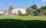 Während die Surseer um Wasser zu sparen aufs Vollbad verzichten, werden die Fussballplätze weiterhin bewässert. Das sorgt für Irritation. (Bild: Leserreporter, 8. September 2018)