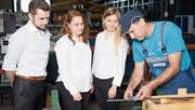 Das Studierendenteam lässt sich in der Werkhalle von der Präzision der Stahlhalbfabrikate überzeugen. (Bild: PD)