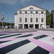 Die Frage Sanierung oder Neubau ist noch nicht entschieden. Klar ist aber, dass das künftige Theater einen grossen Teil des Theaterplatzes beanspruchen wird.Bild: Pius Amrein