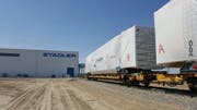 Wagenkasten aus Altenrhein warten darauf, in Stadlers Fabrik in Utah gerollt zu werden. (Bild: PD)