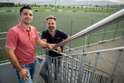 Thomas Würth, Präsident des FC Neukirch-Egnach, und Alexander Huber vom Club 300 auf der Aussentreppe des Clubhauses des FC Steinach. Dieser verfügt über einen Kunstrasenplatz. (Bild: Reto Martin)
