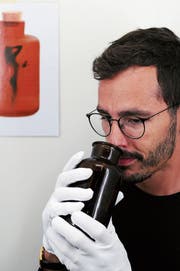 Ein Proband schnüffelt an einem Frauenduft. (Bild: Universität Bern)