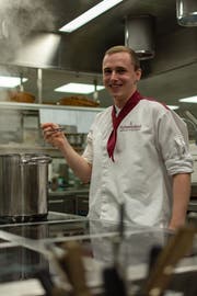 "Als Koch kann man seine Kreativität ausleben": Der 22-jährige Marco Kölbener vom Hotel Hof Weissbad kocht im Finale des "Schweizer Fleisch"-Wettbewerbs um Ruhm und Ehre. (Bild: Claudio Weder)