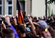 Protestierende in Köthen. (Bild: EPA/ALEXANDER BECHER)